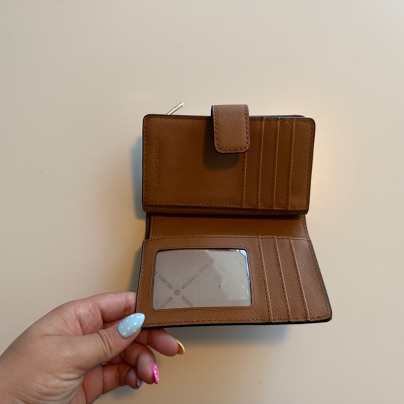 MK wallet - Picture 3 of 3